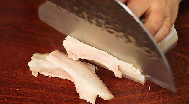 “蒜泥白肉”的家常做法，蒜香浓郁，肥而不腻，做法简单易学 - 6