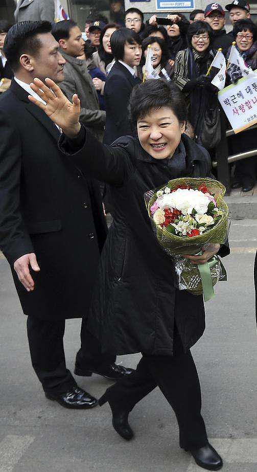 朴槿惠被判22年，文在寅却在卸任前释放她，为何尹锡悦也要拜会？ - 9