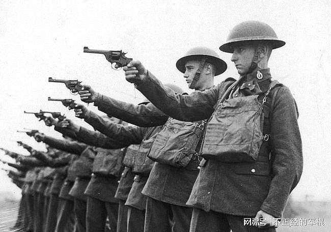 除了八磅锤、螺纹钢，为了应付堑壕战，英国人还给手枪上了刺刀 - 5