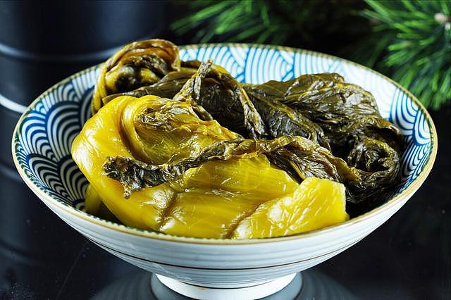 广东阿姨分享腌酸菜的方法，牢记3个关键，又酸又脆不长白醭 - 5