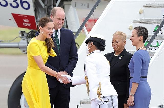 凯特抵达牙买加太美了！一身蝴蝶结黄裙仙气十足，马尾造型好减龄 - 4