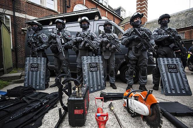 英国警察装备有多好？出门巡逻带两把枪，配置堪比特警队 - 7