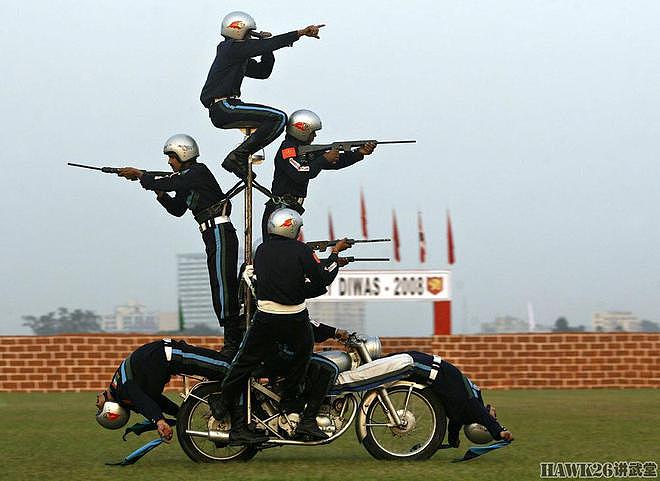 一辆摩托车可以乘坐多少人？印度阅兵式的花样表演 创造世界纪录 - 14