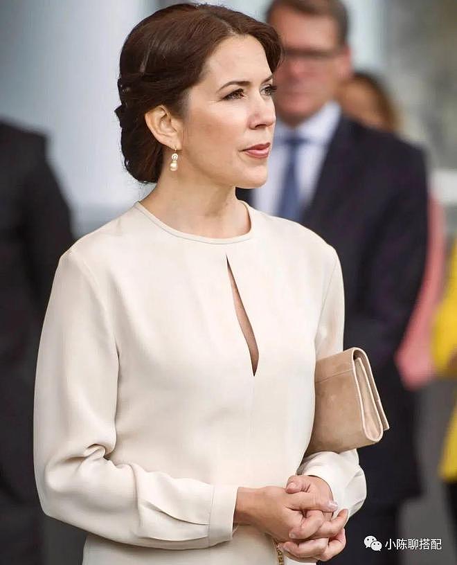 女人上了年纪该如何穿？看50岁丹麦王妃亲自示范，轻松穿出好气质 - 8