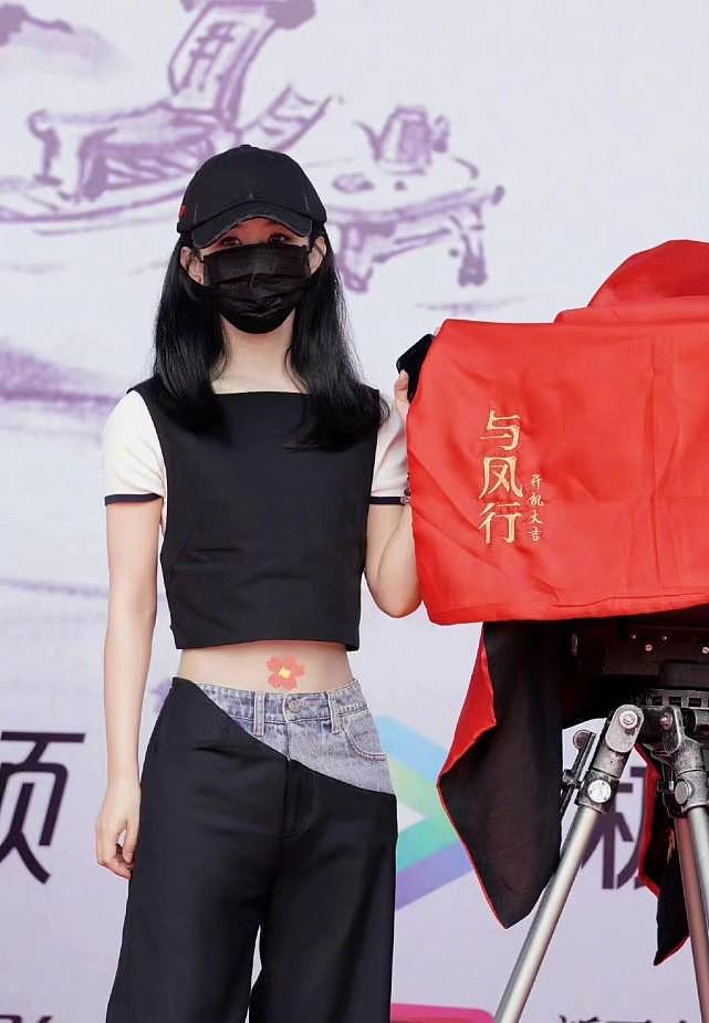 赵丽颖最新代言造型封神！穿中国红西装拍彩妆广告，气场也太强了 - 7