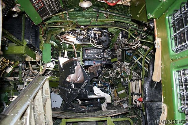 钻进图-16轰炸机 乌克兰博主冒险进入纪念碑 探索神秘的内部结构 - 37