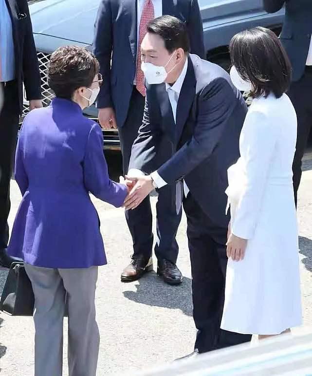 韩国新总统就职典礼！49岁新第一夫人穿白裙亮相，一出场就惊艳 - 2