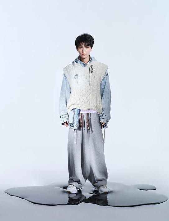 王俊凯演绎“早秋暖男风”，简单搭配卫衣也有层次感，清俊又帅气 - 8