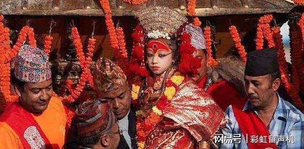 尼泊尔“活女神”被禁锢在寺庙，双脚不允许碰地，大多孤独终老！ - 3