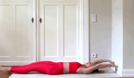 8个瑜伽动作专治<下腹凸出>，过年在家靠墙就能练 - 6