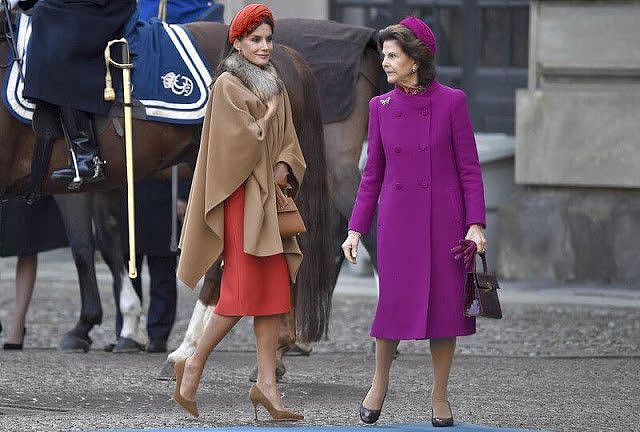 莱蒂齐亚王后在瑞典开启换装秀！红裙配斗篷好高贵，有皱纹也好美 - 3