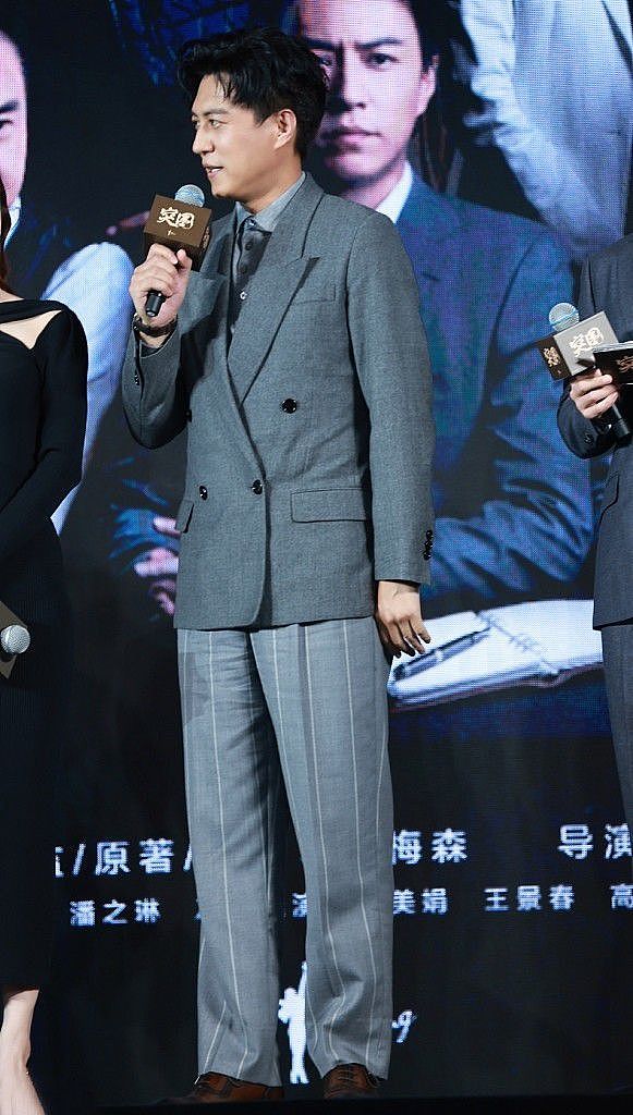 靳东开始赶潮流了，大衣+运动鞋精致时髦，中年男士这样穿显品位 - 10