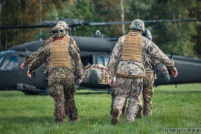 美国拉脱维亚秋季联合演习 把担架抬上救护直升机 还有这么多讲究 - 7