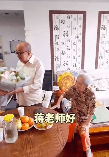 冯巩教师节探望89岁恩师，对方曾带其拜师马季，培养众多相声大师 - 11