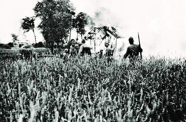 1939年，一支败军突出重围，半路见到一桩惨案，返回灭掉一队日军 - 6