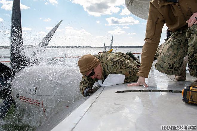 美国坠海E-2D预警机打捞出水 专业团队展现实力 能否修复还存疑 - 1