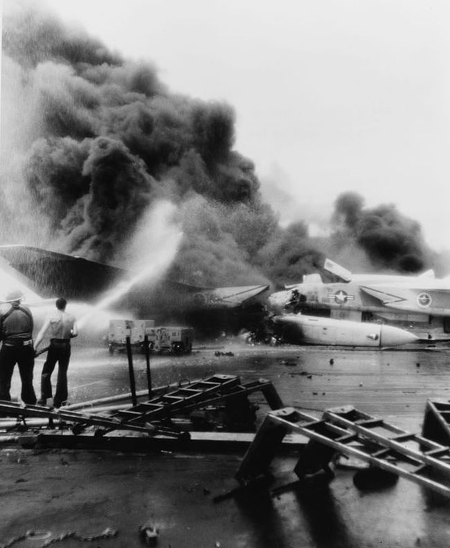 历史上最惨烈的美军航空母舰甲板爆炸事故记录 - 1