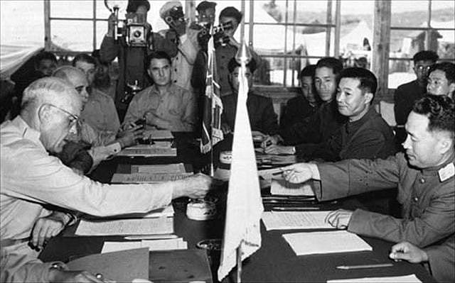 1954年，梦露在韩国劳军，冬天穿吊带裙表演，数10万美军为其痴迷 - 1