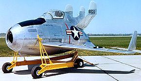 她被称为寄生式战斗机 可以回收进轰炸机内 连起落架都没有 - 1