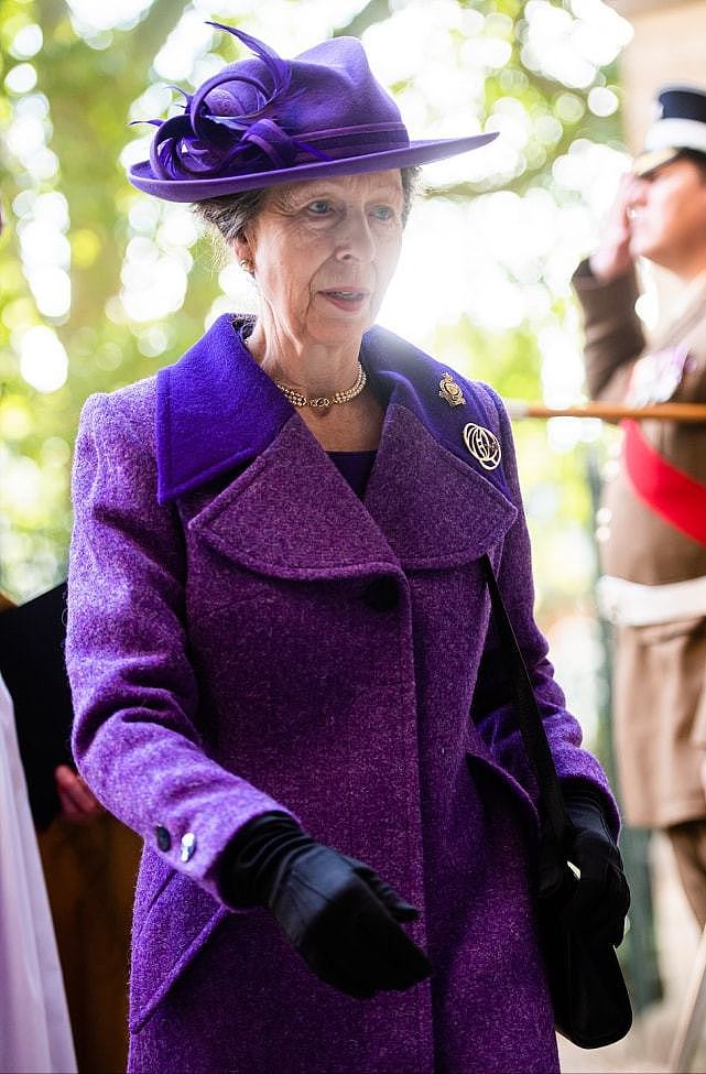 95岁英国女王确实老了！首次拄着拐杖亮相背很驼，穿一身蓝真优雅 - 10