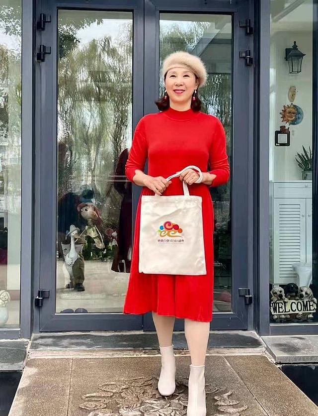 会穿的女人不会老！学65岁博主用“红色”穿出冬日时髦，高级减龄 - 7