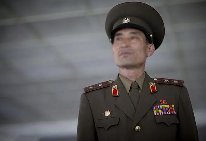 朝鲜军官的“十大件”，造型朴实又复古 - 7
