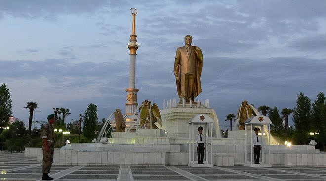 土库曼斯坦：比朝鲜还封闭，总统自己编史书，靠跟中国合作过日子 - 11