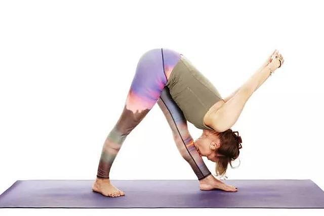 拉伸大腿后侧的11个瑜伽动作，任意选一个就可以改善腿后侧柔韧性 - 5