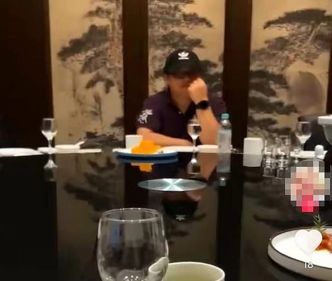 58岁刘欢现身饭局聚会被拍，身形壮硕穿戴名牌，就吃两盘菜不讲究 - 1