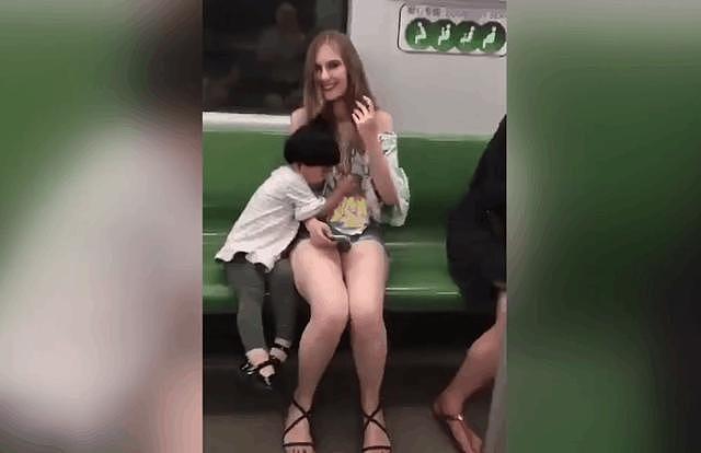 「趣玩」小孩与美女地铁上嬉闹，网友：情商和智商了得，必成大器 - 4
