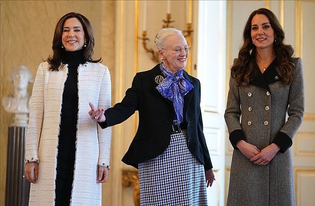 两大王妃大同框！凯特穿2万5灰色大衣太美，丹麦王妃黑白配也不输 - 5