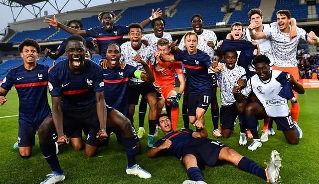 2-1，法国夺冠！第3次登顶欧青赛，奇景诞生：23人超一半黑人球员 - 1