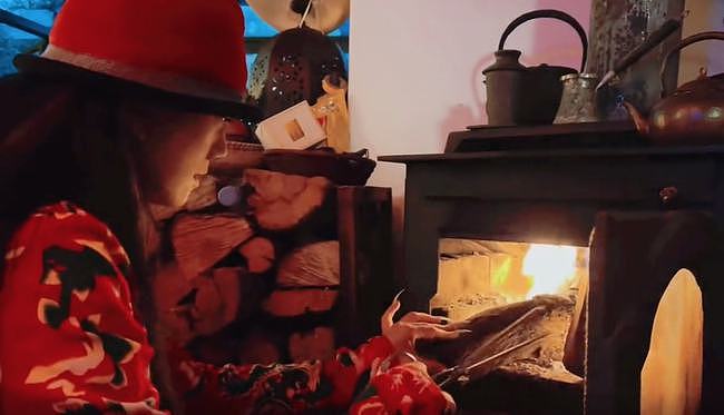 63岁杨丽萍亲自烧火做家务，大雪天吃柴火鸡，穿东北花袄气质好 - 3