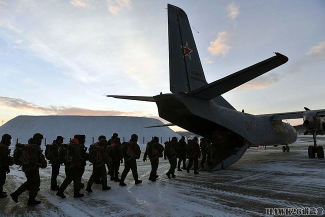 驻北极地区俄军部队伞降演习 海军陆战队客串伞兵 战斗力爆棚 - 2