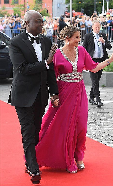 挪威大公主带黑人未婚夫闪耀王室穿钻石紫裙好美，未婚夫遭吐槽 - 4