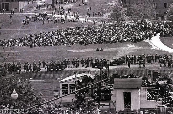 54年前 美国俄亥俄州国民警卫队向反战抗议学生开枪 造成四人丧生 - 3