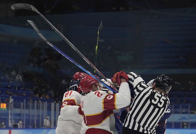 上热搜！中国冰球队长抱摔美国对手，打群架被拉开！网友：太燃了 - 5