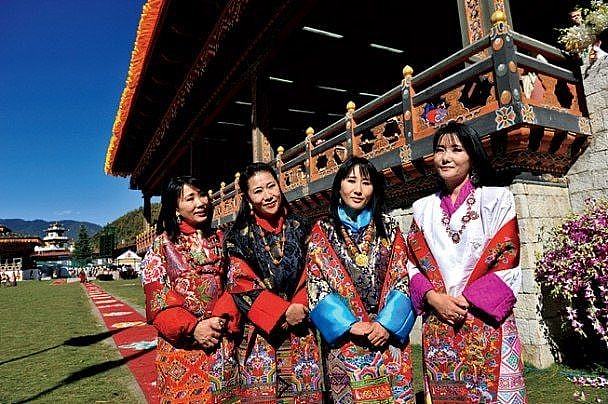 不丹王室的颜值高到离谱！27岁王子堪比小鲜肉，63岁王后扮嫩成功 - 6