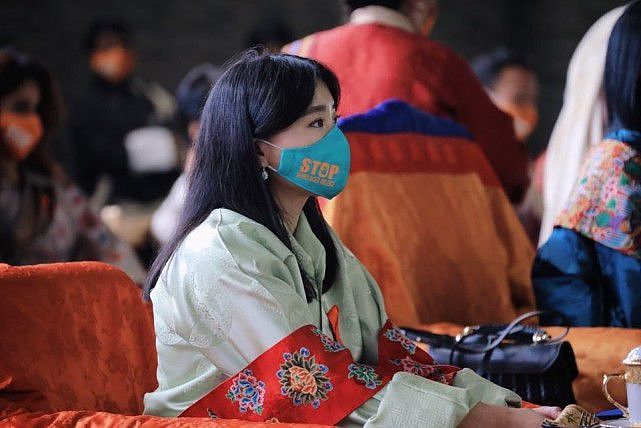 不丹王室的颜值太惊艳！58岁王母搭刺绣披肩很贵气，公主似洋娃娃 - 2