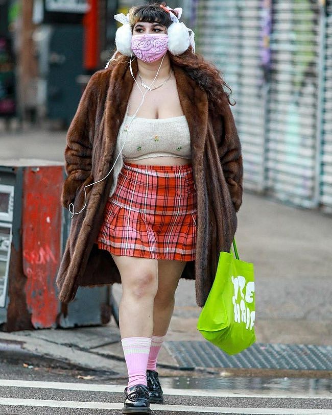 加绒外套在纽约挺受欢迎，搭配得很时髦，女人穿上能变霸气 - 7
