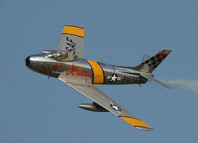 它是世界上第一架装备空对空导弹的战机：F-86佩刀 - 3