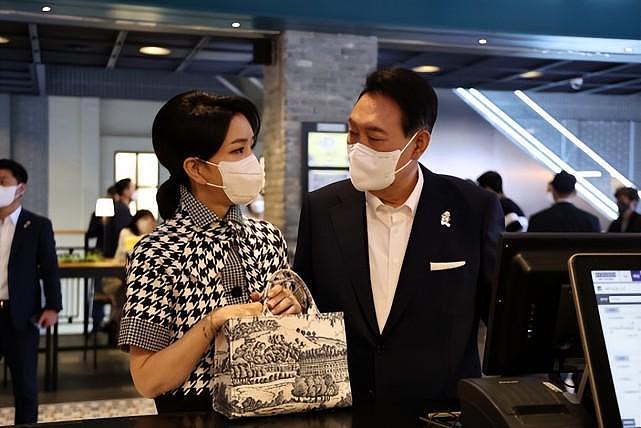 韩总统夫妇亮相看电影真甜！金建希穿千鸟格，抱着爆米花真像少女 - 1