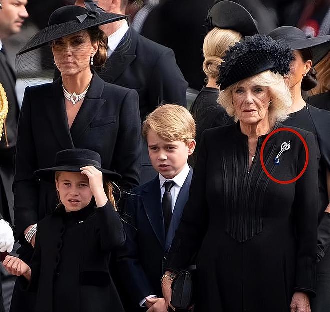 最像女王的夏洛特，葬礼上佩戴马蹄形胸针，既有纪念意义又是传承 - 12