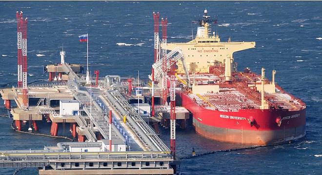 2010年俄罗斯油轮驶往中国，途中遭遇海盗，俄总统：出动海军救人 - 2