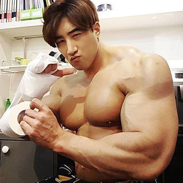 韩国肌肉男，被誉为“亚洲巨兽”，和妻子结婚被调侃是美女与野兽 - 1