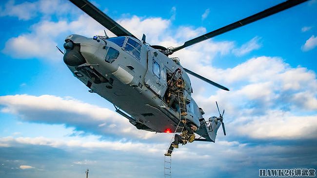 意大利特种部队反恐演习 全员HK416 乘坐直升机索降海上平台 - 7