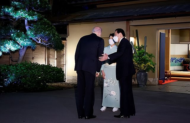 日本首相夫妇欢迎拜登！夫人穿和服亮相，亲自给拜登泡茶太贤惠了 - 2