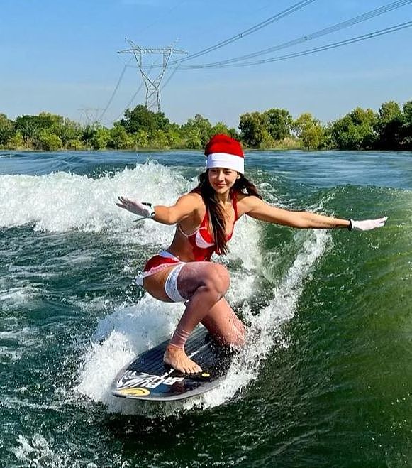 踏着冲浪板的“圣诞女孩”见过吗？身材曲线恰到好处，令人着迷 - 1