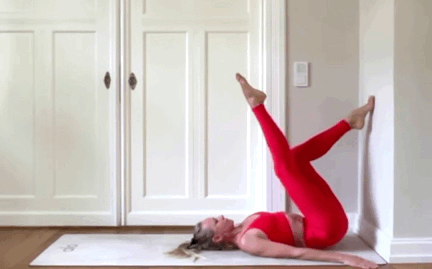 8个瑜伽动作专治<下腹凸出>，过年在家靠墙就能练 - 7