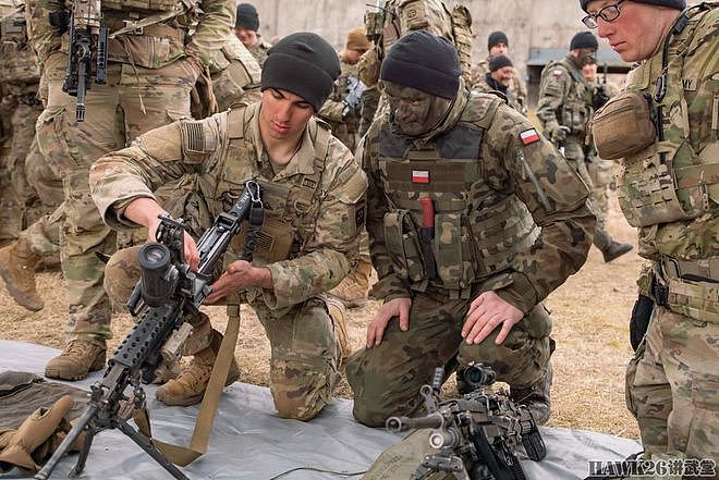 美军第82空降师与波兰军队举行联合训练 熟悉彼此武器装备的使用 - 4